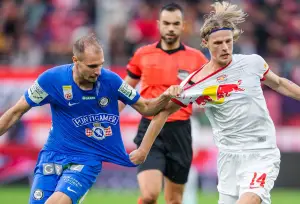 Maurits Kjaergaard Red Bull Salzburg und Jon Gorenc-Stankovic Sturm Graz