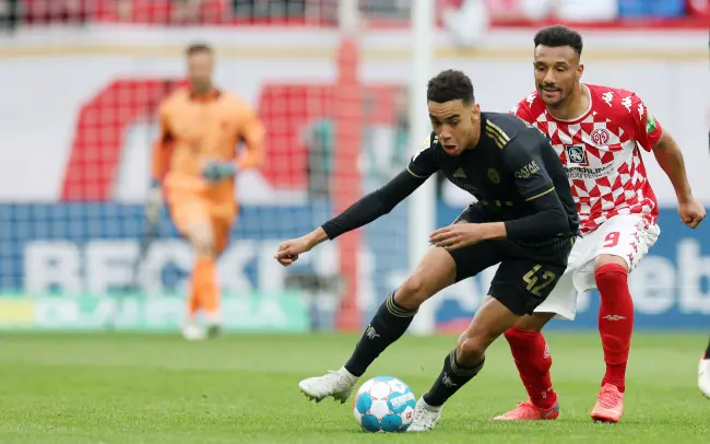 Jamal Musiala Bayern und Karim Onisiwo Mainz