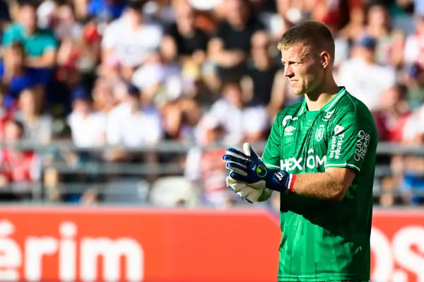 Bei Stade de Reims unterschrieb Patrick Pentz einen Vertrag bis 2025.