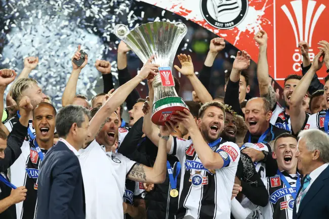 Der ÖFB Cupsieger Strum Graz mit Trophäe